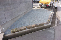 尼崎市 スペースの雑草対策（セメントと砂利）